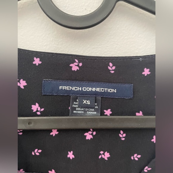 New French Connection 3/4 length sleeves size XS black with pink flowers - Picture 6 of 8
